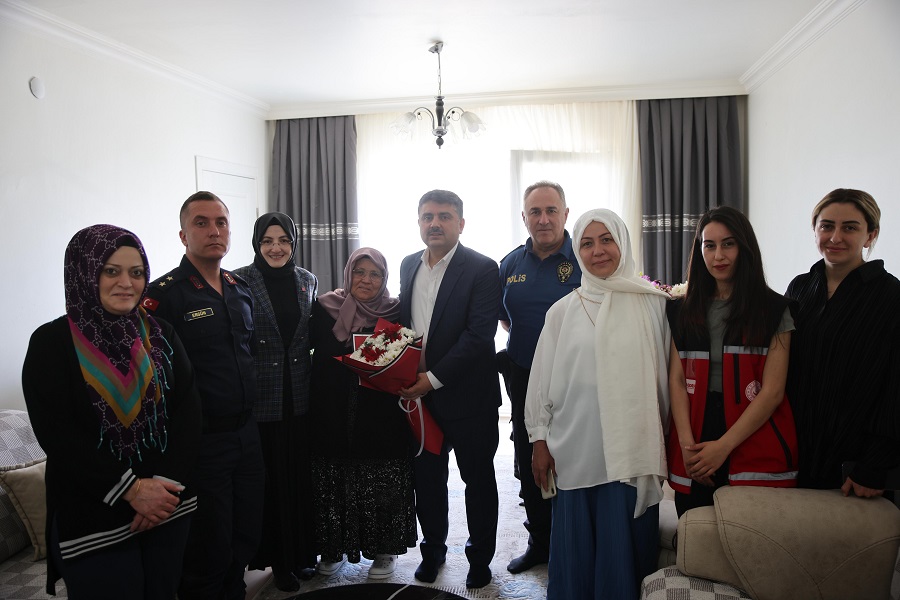  KAYMAKAM MEHMET TUNÇ ŞEHİT ANNESİ PEMBE ÖZGEN'E BAYRAM ZİYARETİ GERÇEKLEŞTİRDİ